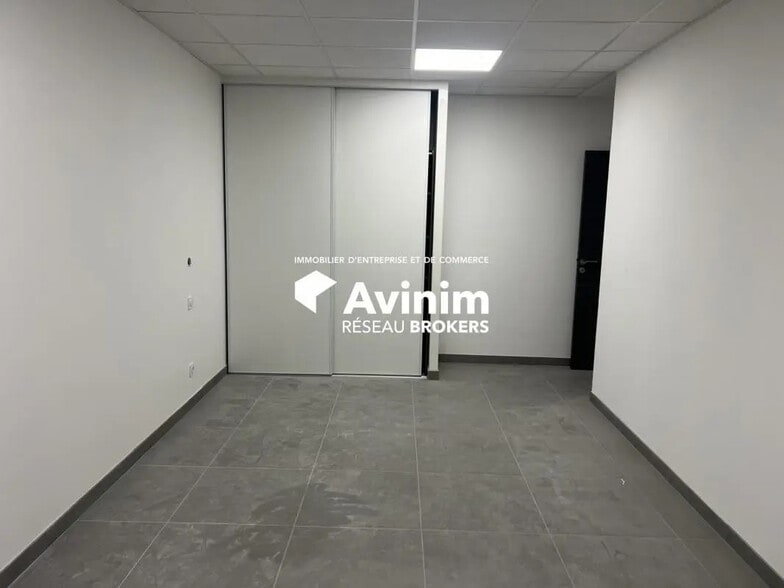 Bureau dans Saint-Bonnet-de-Mure à louer - Photo intérieure - Image 3 de 9