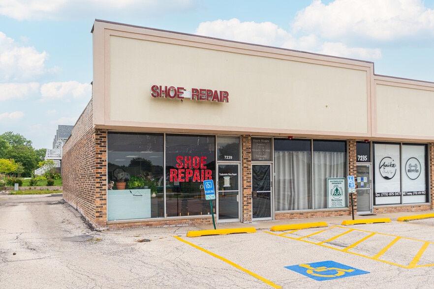 7201-7239 Olde Salem Cir, Hanover Park, IL for lease - Building Photo - Image 1 of 4