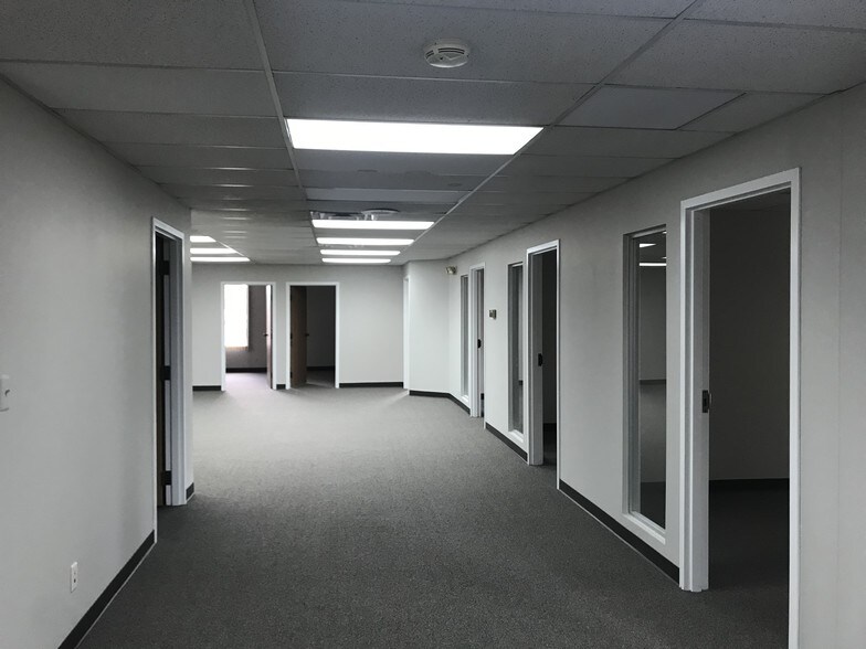 30680 Montpelier Dr, Madison Heights, MI for lease - Interior Photo - Image 2 of 4