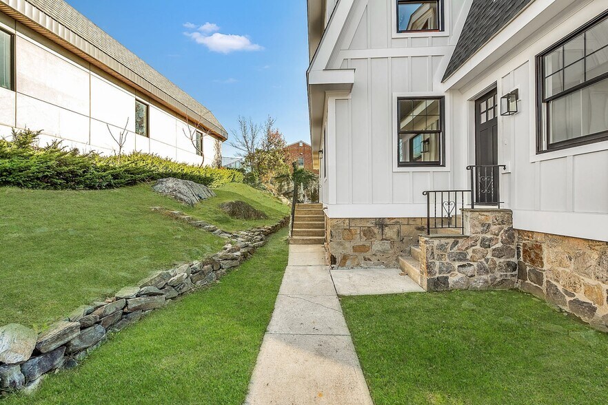 200 Main St, Eastchester, NY à vendre - Photo du bâtiment - Image 2 de 31