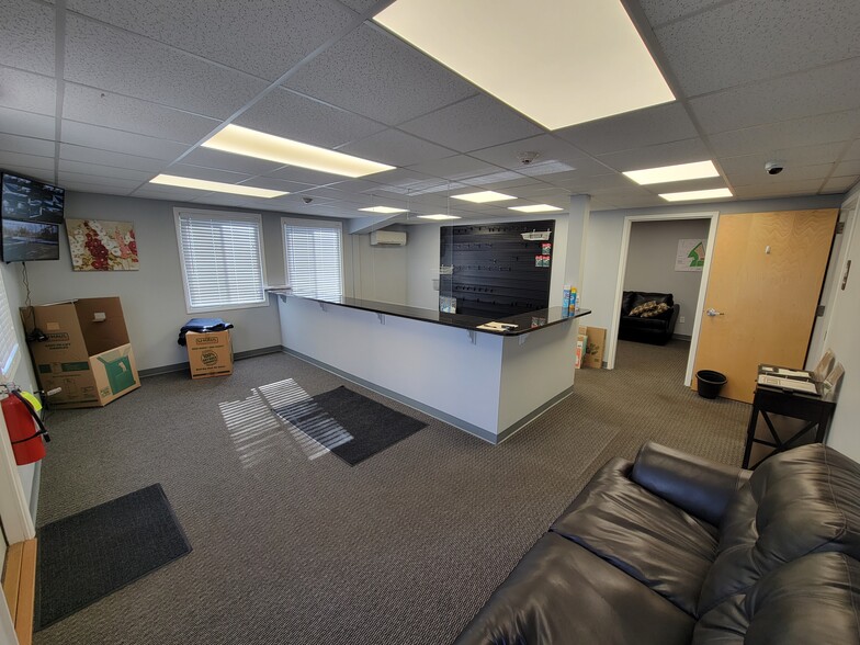 324 Middlesex Rd, Tyngsboro, MA for lease - Interior Photo - Image 1 of 4