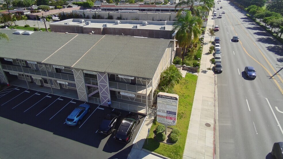 721 W Whittier Blvd, La Habra, CA à louer - Photo du bâtiment - Image 2 de 9