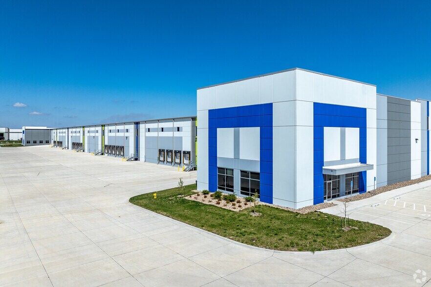 12501 Plum Dr, Urbandale, IA à vendre - Photo principale - Image 1 de 6