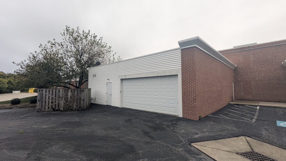 22100 Mastick Rd, Fairview Park, OH à vendre - Photo du bâtiment - Image 3 de 39