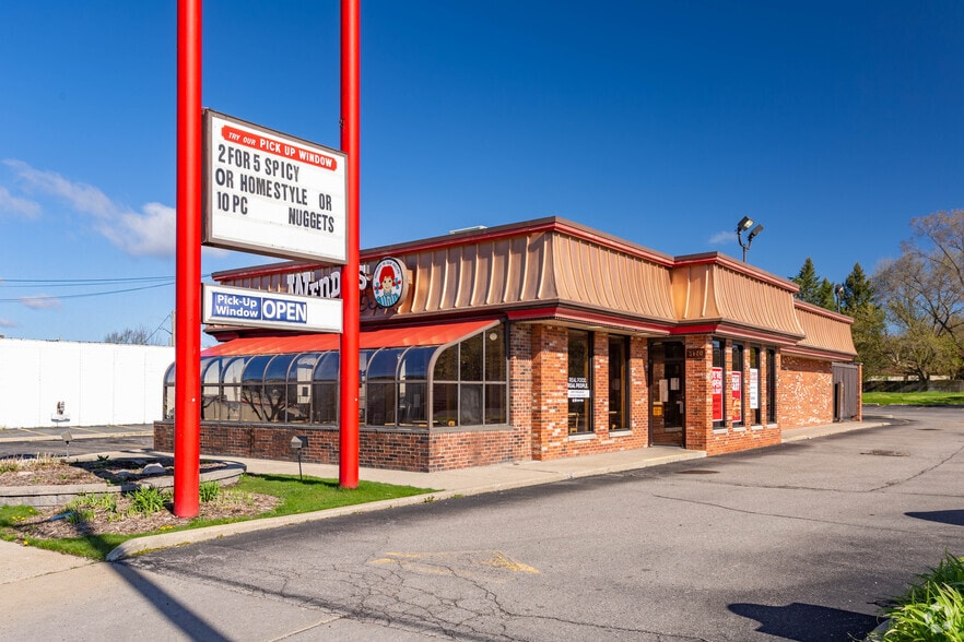 3170 Elizabeth Lake Rd, Waterford, MI for lease - Building Photo - Image 2 of 13