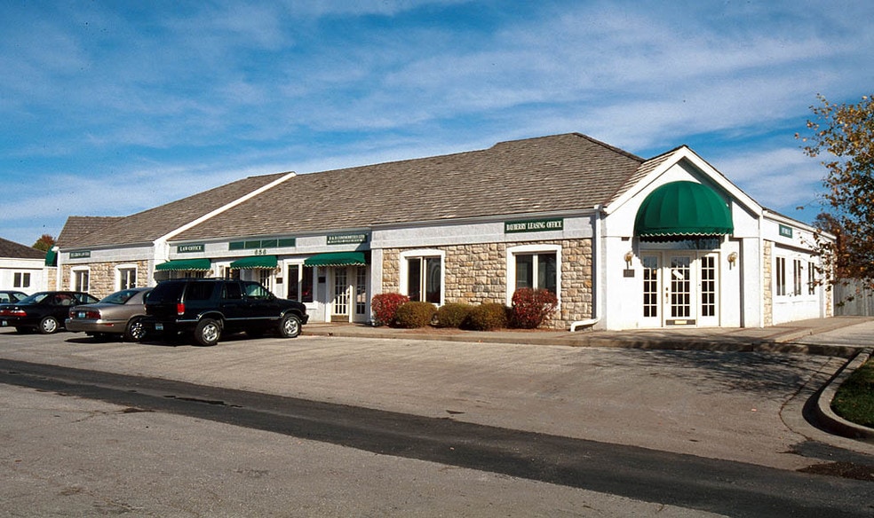 688 SE Bayberry Ln, Lee's Summit, MO for lease - Building Photo - Image 1 of 10