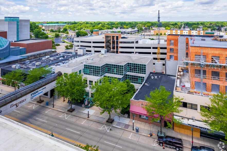 330 W College Ave, Appleton, WI à louer - Aérien - Image 3 de 14