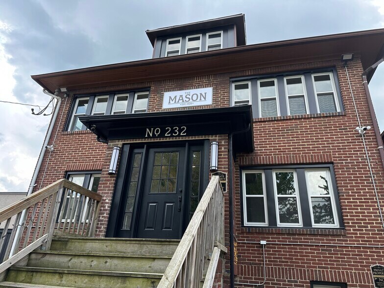 232 Cole Ave, Akron, OH à vendre - Photo du bâtiment - Image 2 de 9