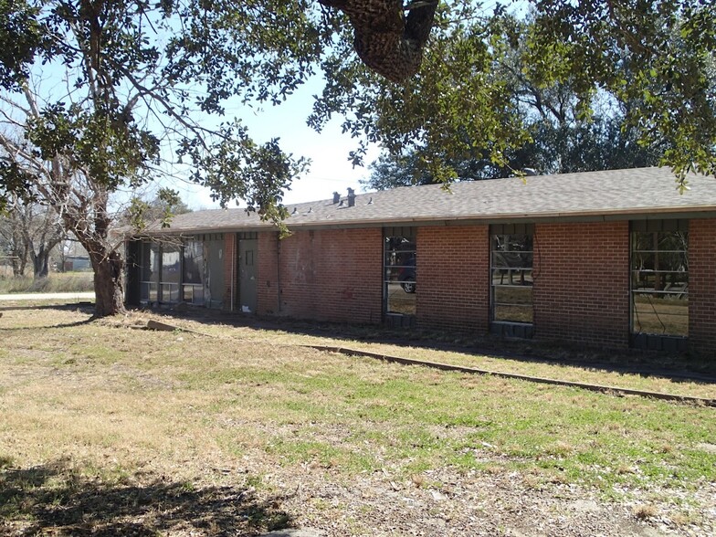 1015 N Liberty St, El Campo, TX for sale - Building Photo - Image 2 of 12