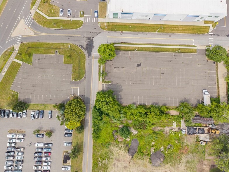 107 Charles Lindbergh Blvd, Garden City, NY for lease - Building Photo - Image 3 of 13