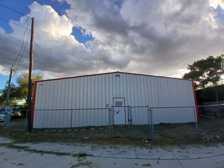 8753 N State Highway 16, Poteet, TX à vendre - Photo du bâtiment - Image 3 de 14