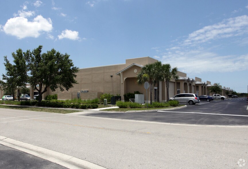3893 Mannix Dr, Naples, FL à vendre - Photo du bâtiment - Image 3 de 4