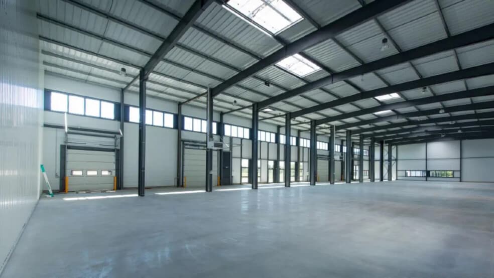 Flex in Dagneux for lease - Interior Photo - Image 2 of 6