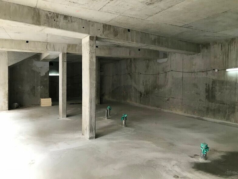 Commerce de détail dans Issy-les-Moulineaux à louer - Photo de construction - Image 1 de 10