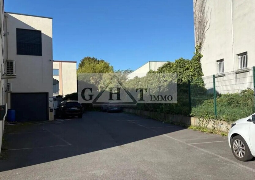 Industrial in Neuilly-Plaisance for sale - Building Photo - Image 2 of 5