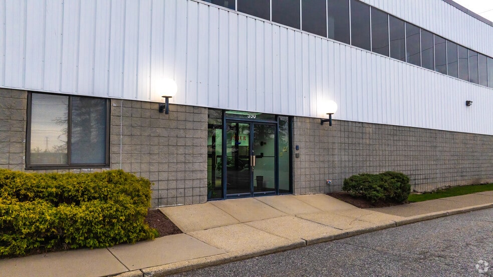 550 Meadowlands Pky, Secaucus, NJ for lease - Building Photo - Image 3 of 6