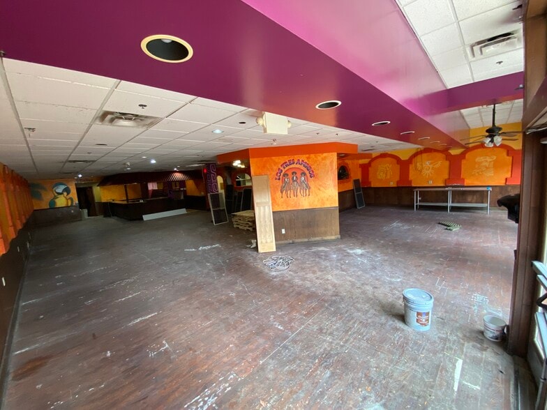 107-111 E Allegan St, Lansing, MI for lease - Interior Photo - Image 2 of 31