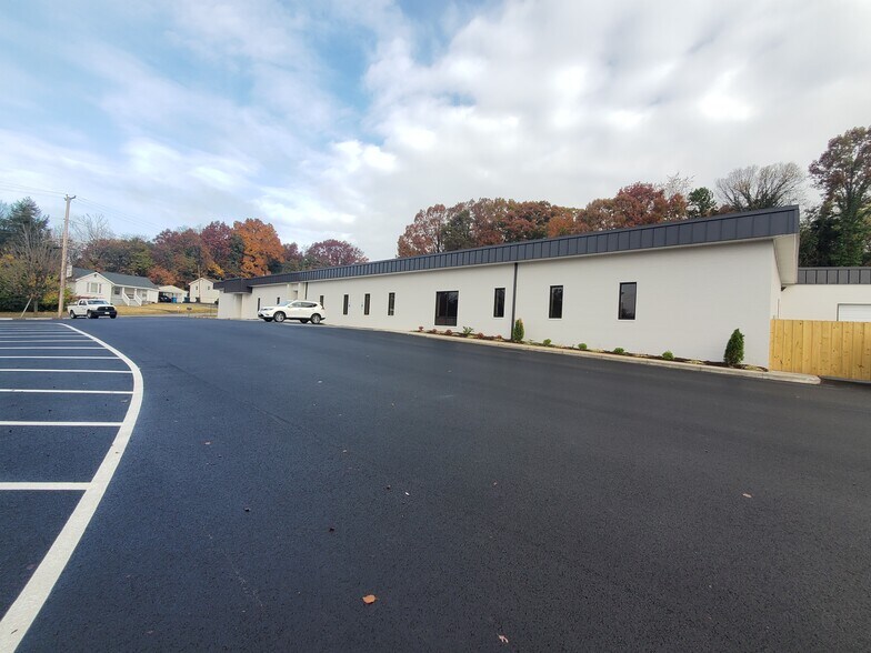 3361 Melrose Ave NW, Roanoke, VA à louer - Photo du bâtiment - Image 3 de 8