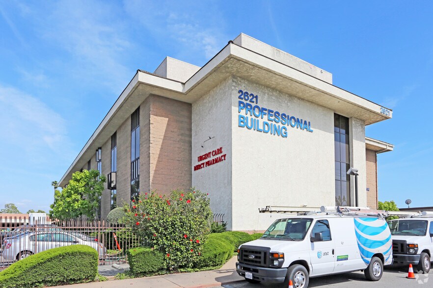 2621 S Bristol St, Santa Ana, CA à louer - Photo du bâtiment - Image 3 de 5