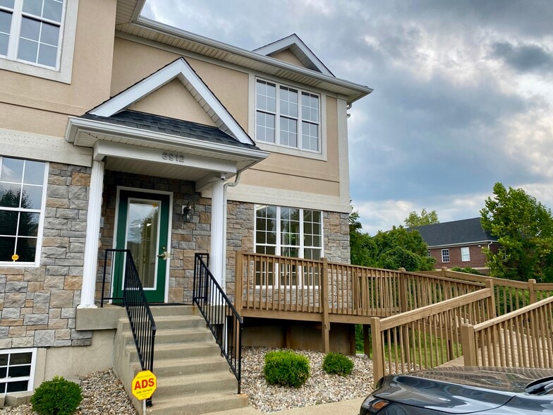 8912 Stone Green Way, Louisville, KY for lease - Building Photo - Image 1 of 20