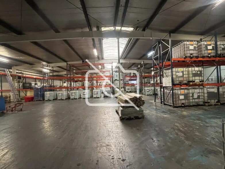 Industrial in Montigny-le-Bretonneux for sale - Interior Photo - Image 2 of 13