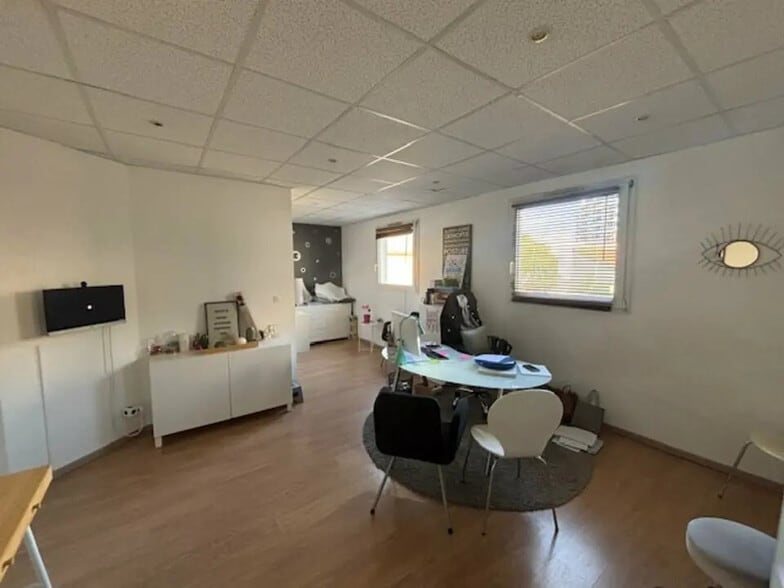 Office in Nîmes for lease - Interior Photo - Image 2 of 7
