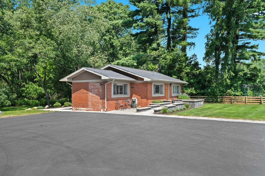 8864 Whitmore Lake Rd, Brighton, MI for lease - Building Photo - Image 3 of 17