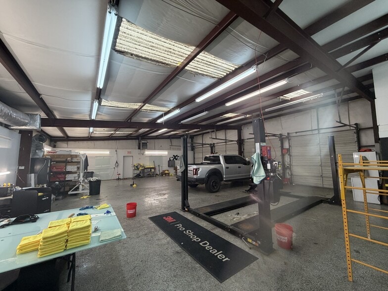 Three Tenant Industrial Property portfolio of 2 properties for sale on LoopNet.ca - Building Photo - Image 2 of 6