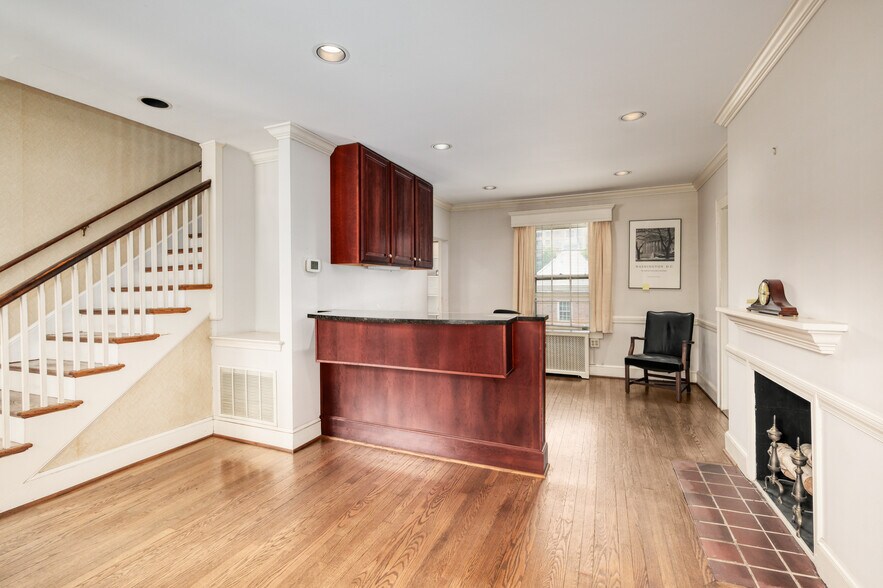 301 Park Ave, Falls Church, VA à louer - Photo du bâtiment - Image 2 de 12