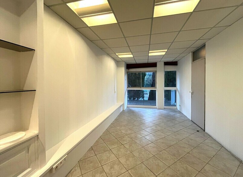 Retail in Antibes for sale - Interior Photo - Image 2 of 6