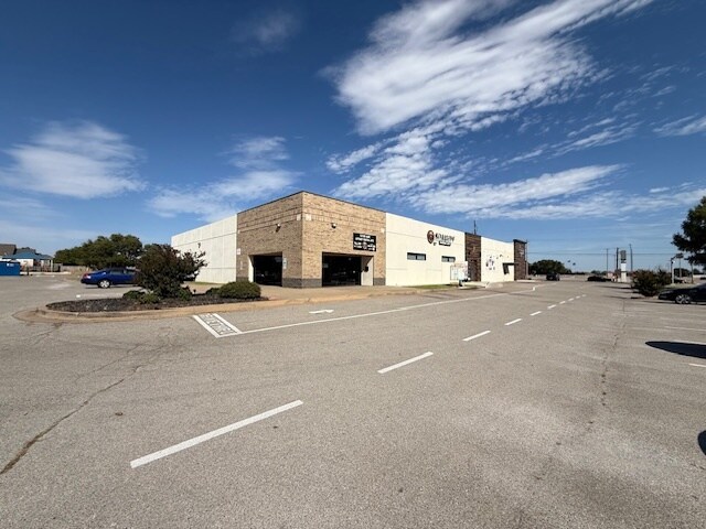 101-111 N Eastern Ave, Moore, OK for lease - Primary Photo - Image 1 of 7