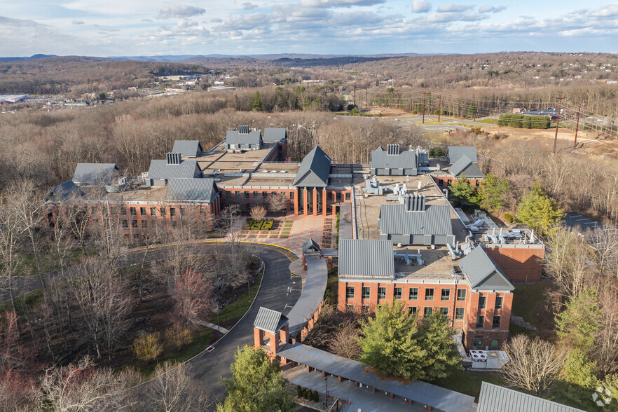 8-14 Research Dr, Bethel, CT à louer - Photo du bâtiment - Image 2 de 6