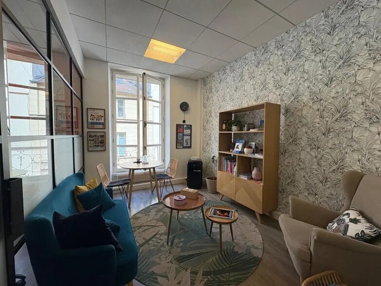 Office in Saint-Germain-en-Laye for lease - Interior Photo - Image 2 of 9