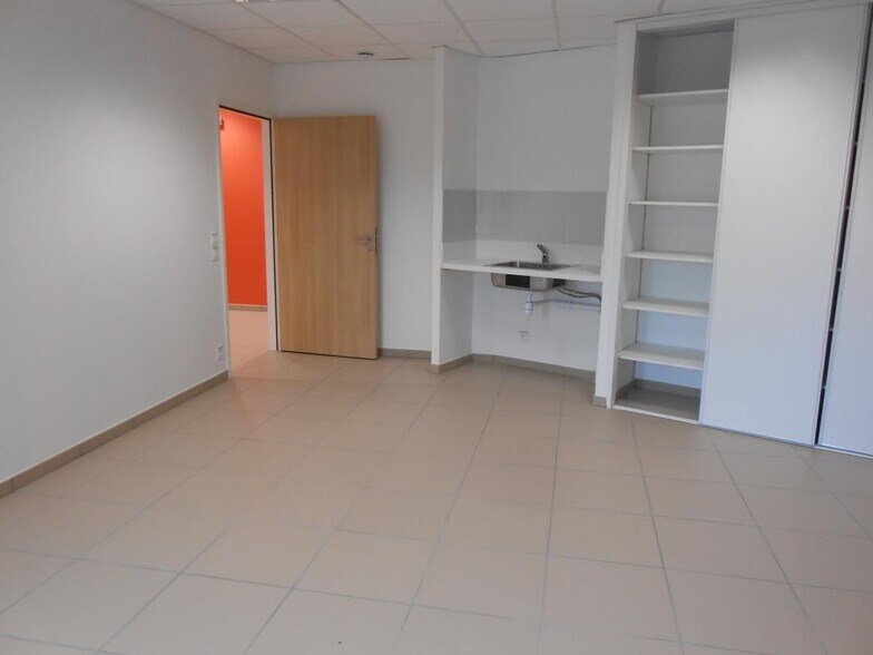 36 Allée Hugon, Ceyzériat for lease - Interior Photo - Image 3 of 12