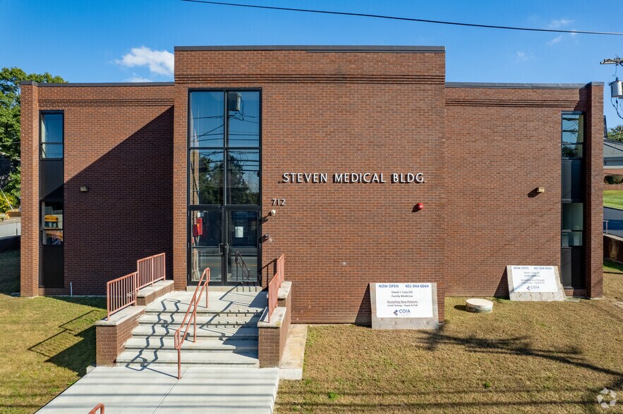 712 Oaklawn Ave, Cranston, RI à louer - Photo du bâtiment - Image 2 de 10