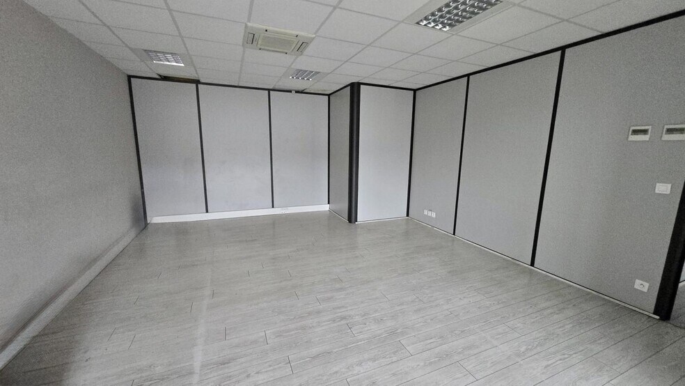 Office in La Farlède for lease - Interior Photo - Image 3 of 5