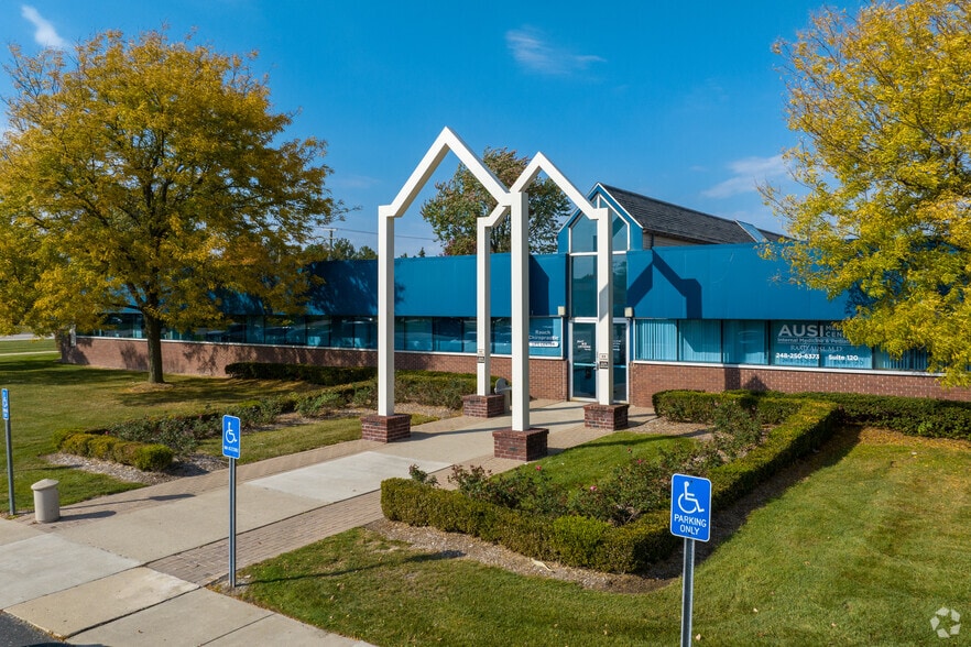 37300 Dequindre Rd, Sterling Heights, MI à louer - Photo du bâtiment - Image 2 de 23
