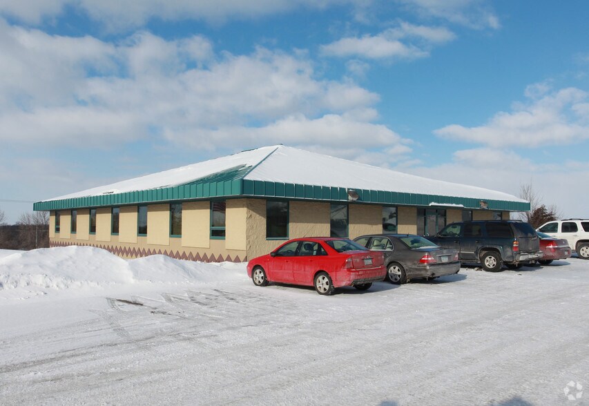 669 N Medina St, Loretto, MN à vendre - Photo du bâtiment - Image 3 de 23