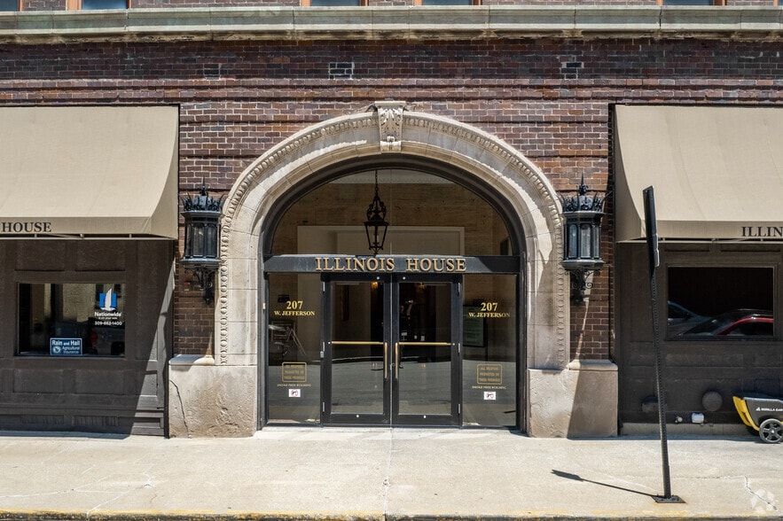 207 W Jefferson St, Bloomington, IL for lease - Building Photo - Image 3 of 6