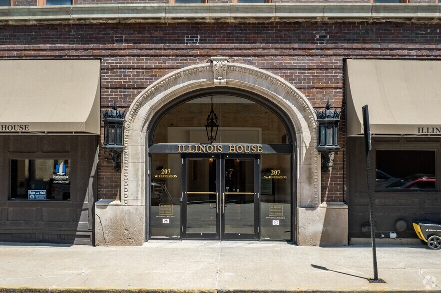 207 W Jefferson St, Bloomington, IL à louer - Photo du bâtiment - Image 3 de 6
