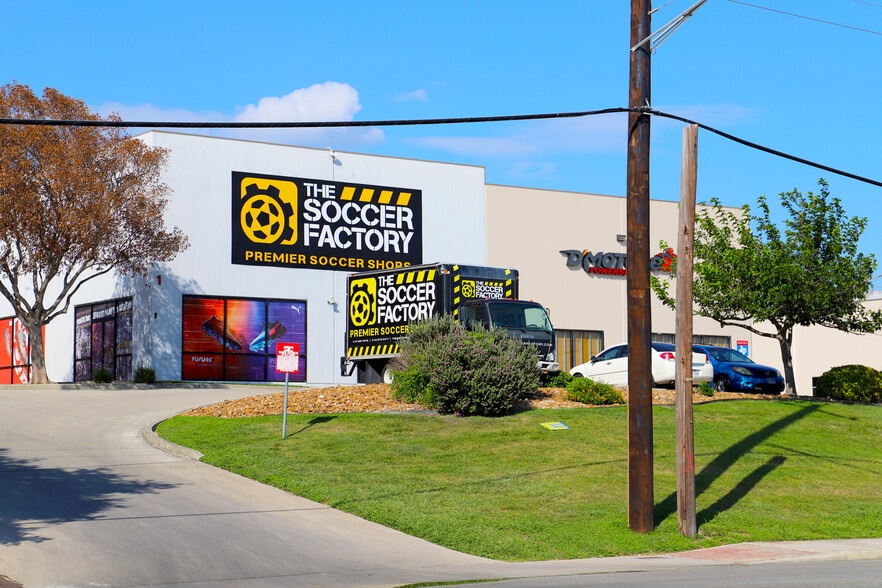 12066-3 Starcrest Dr, San Antonio, TX for lease - Building Photo - Image 3 of 7