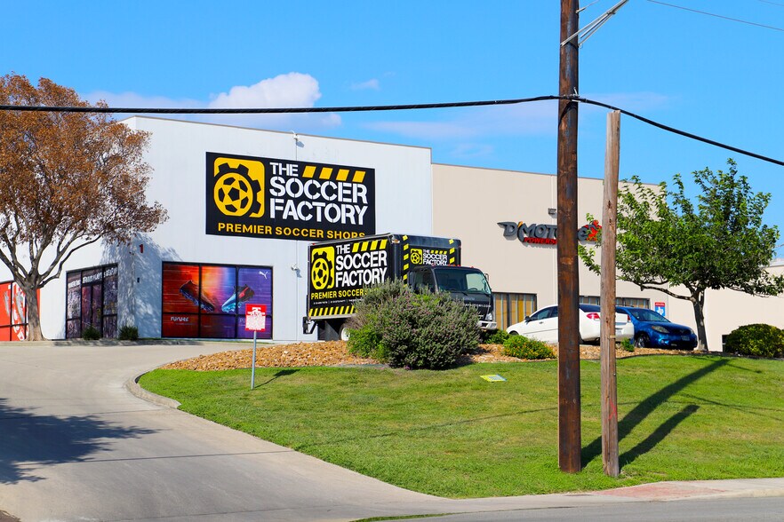 12066-3 Starcrest Dr, San Antonio, TX à louer - Photo du bâtiment - Image 3 de 7