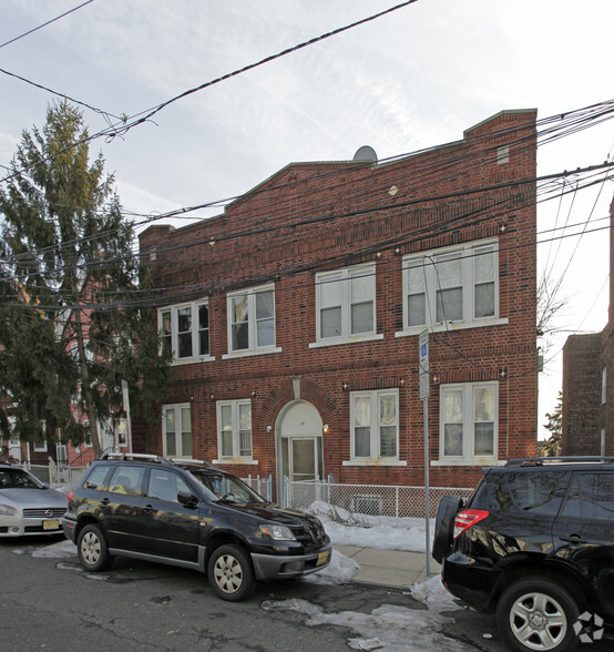 57 Clarke Ave, Jersey City, NJ à vendre - Photo principale - Image 1 de 1