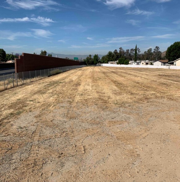 Newport Ave, Grand Terrace, CA à vendre - Photo du bâtiment - Image 2 de 4