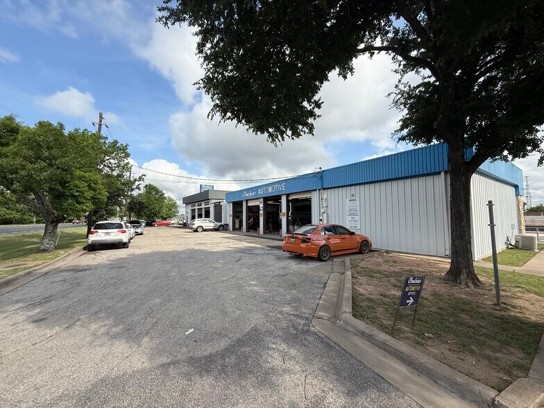 12732 Research Blvd, Austin, TX 78759 portefeuille de 3 propriétés à vendre sur LoopNet.ca - Photo du bâtiment - Image 3 de 7