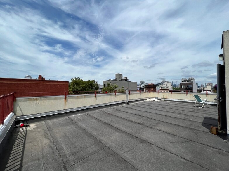 33 Maujer St, Brooklyn, NY for sale - Building Photo - Image 3 of 9