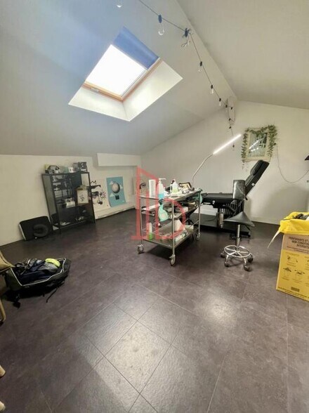 Office in Bordeaux for lease - Interior Photo - Image 3 of 4