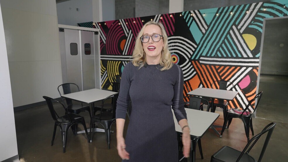 2058 W Grand Ave, Chicago, IL à vendre - Vidéo sur l’inscription commerciale - Image 2 de 54