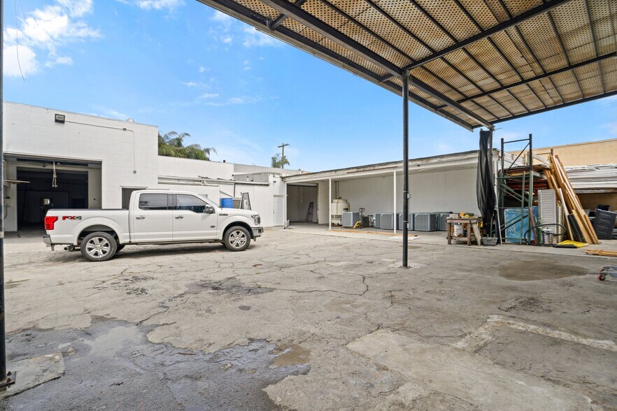 21328 Hart St, Canoga Park, CA à louer - Photo du bâtiment - Image 2 de 16