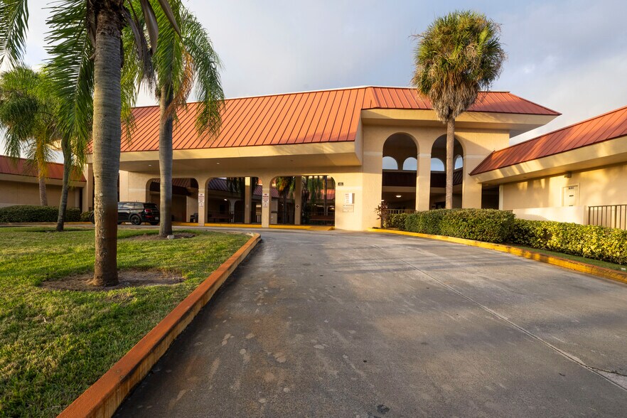 1801 SE Hillmoor Dr, Port Saint Lucie, FL à louer - Photo du bâtiment - Image 3 de 66